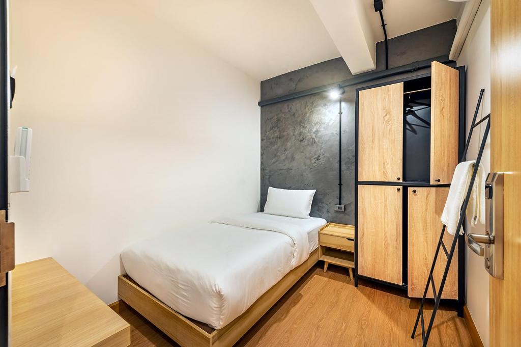 Siam Subway Hostel and Café - 14