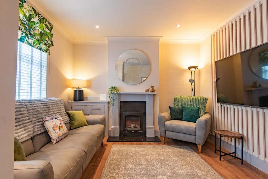 a living room with a couch and a fireplace at Middle Cottage by Keepers Cottages in Sandwich