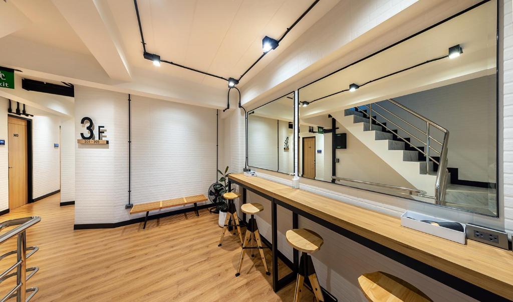 Siam Subway Hostel and Café - 17