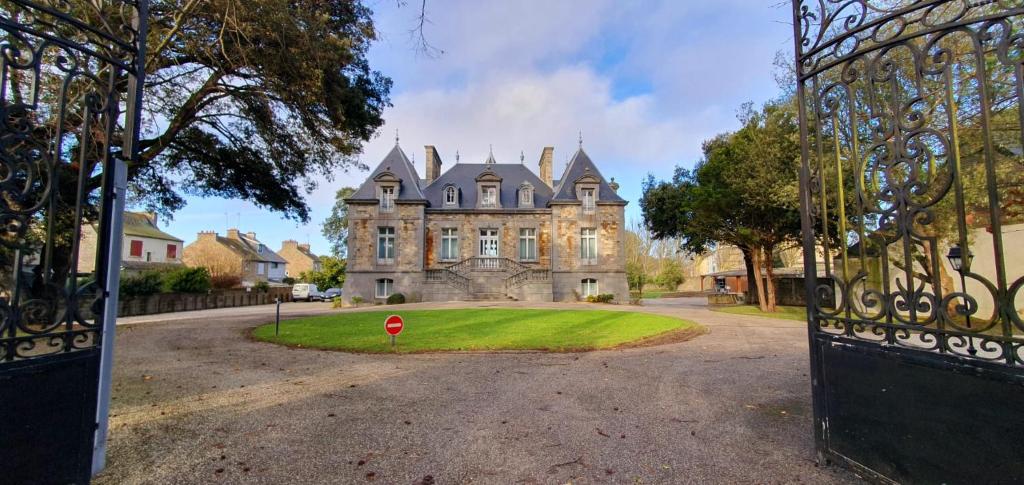 Κήπος έξω από το Manoir Le Castel & Villa Beaumaris