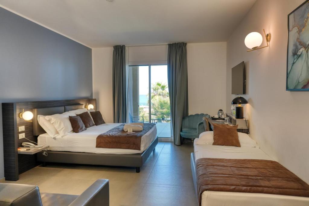 Resort La Battigia Beach & Spa - Deluxe Dreibettzimmer Mit Terrasse Und Meerblick