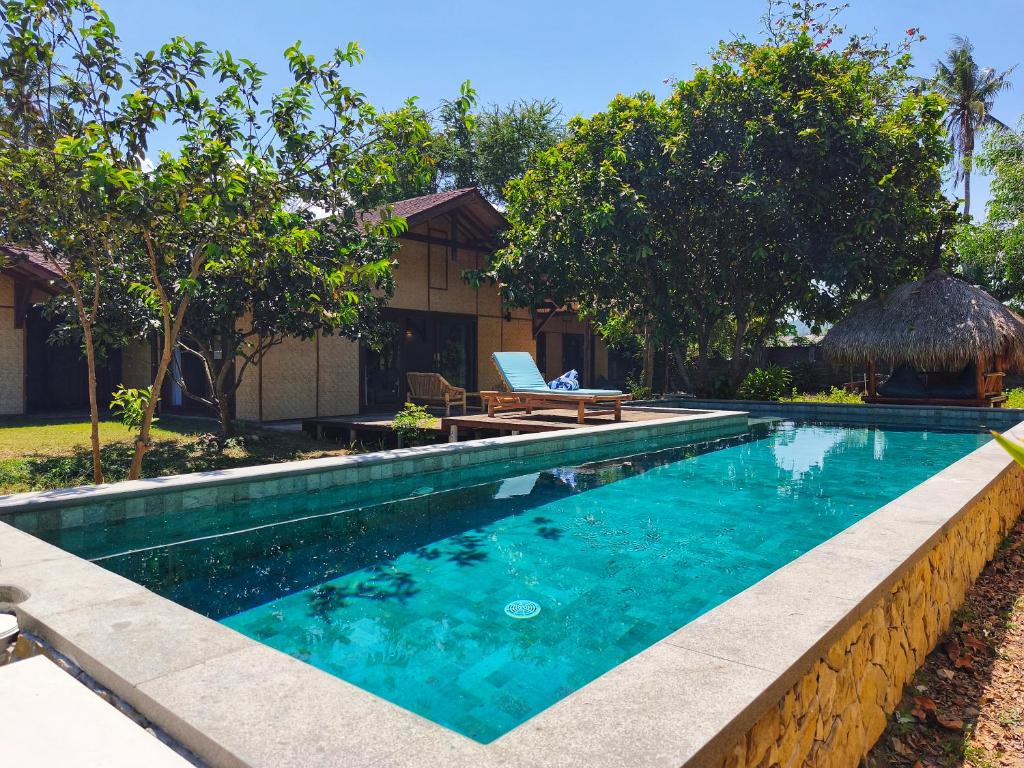 una piscina frente a una casa en Villa Pesisi - 3 bdrs - beach walking distance, en Selong Belanak