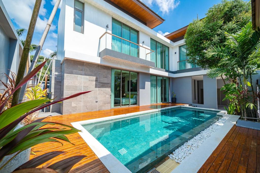 Πισίνα στο ή κοντά στο Teak 41BR Pool Villa Bang Tao Airport Shuttle