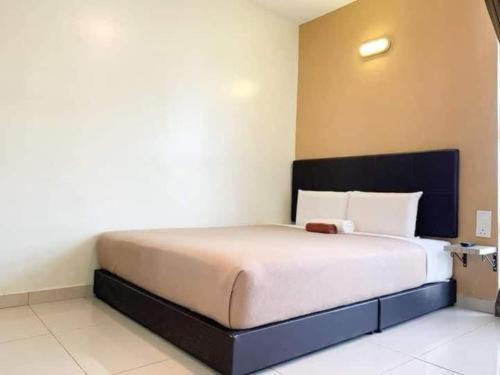 Un dormitorio con una cama grande en una habitación. en Hotel Maju, en Sitiawan