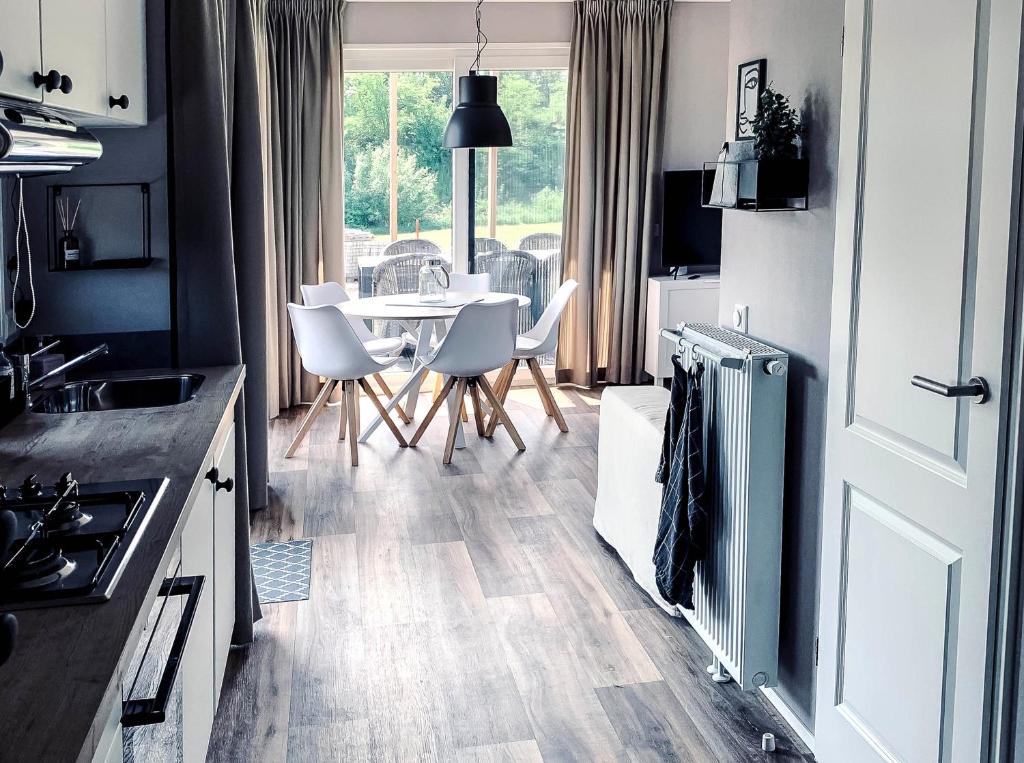 Køkken eller tekøkken på Süsel Seeparx Ferienhaus Seehütte 25