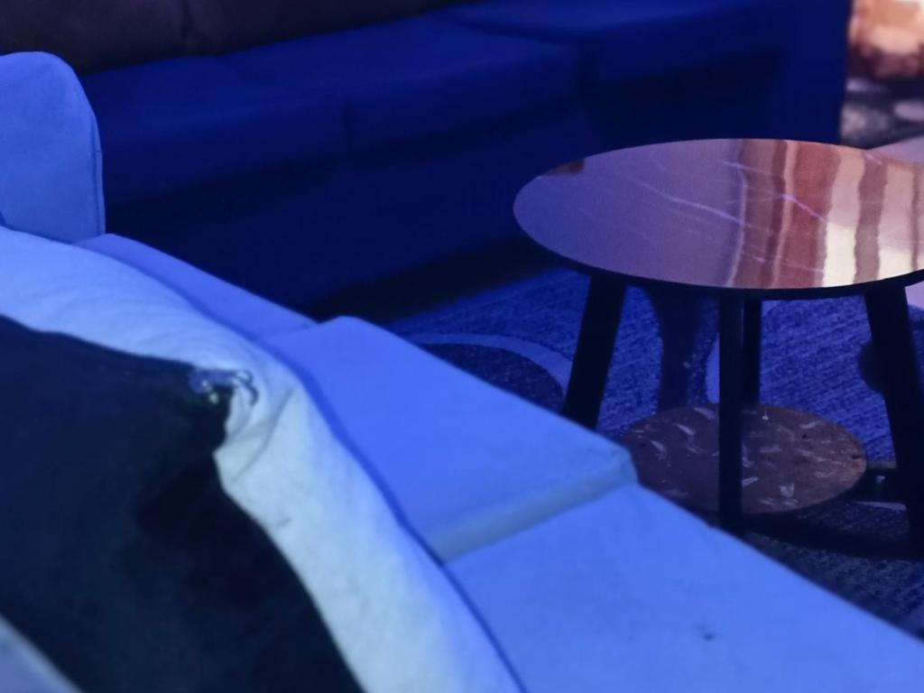um sofá com uma mesa ao lado de uma mesa de centro em Thika bnb for rental em Thika