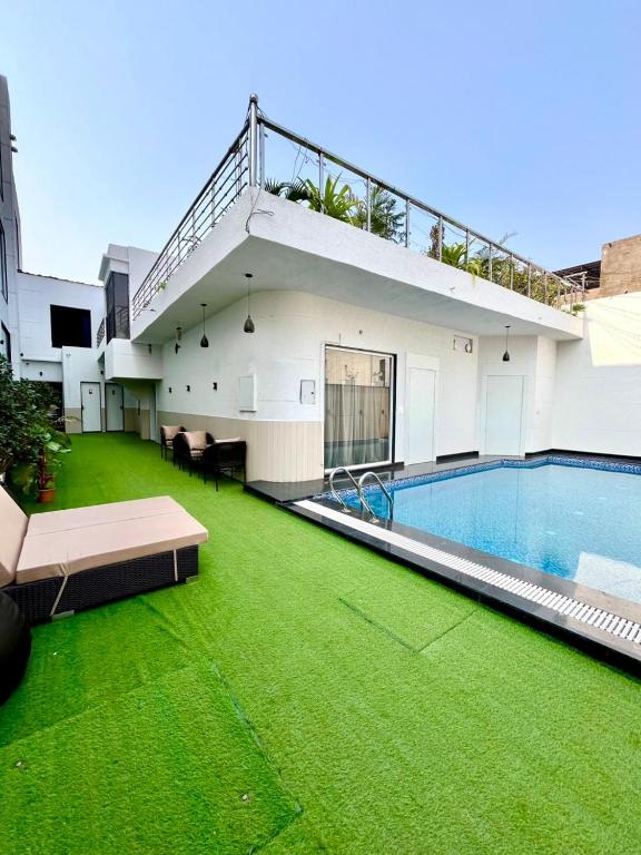 Bazén v ubytování Elinor Villa nebo v jeho okolí