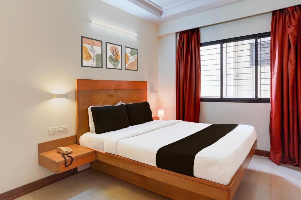 Una cama o camas en una habitación de Super Hotel O Thimmaiah Rd Rajajinagar