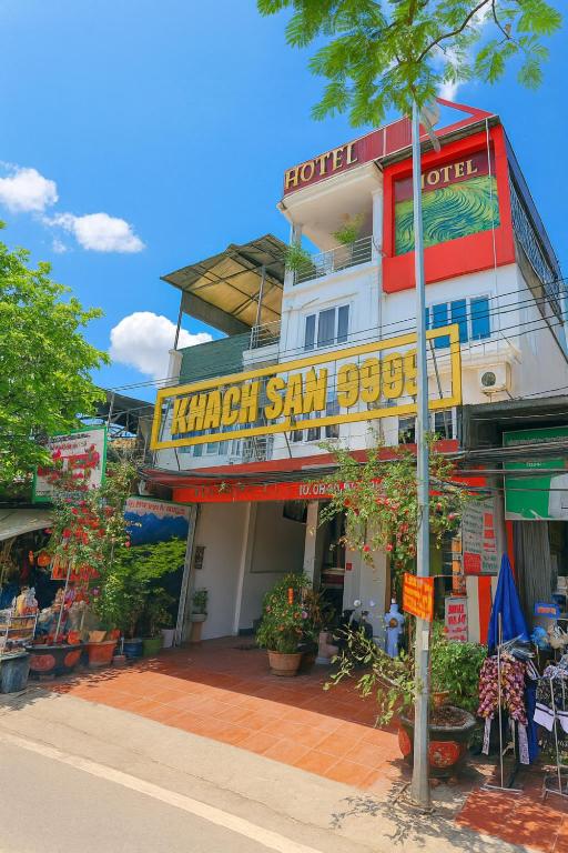 a building with a sign that reads harari sanjeevjee at 999 Hotel Lào Cai in Yên Bái