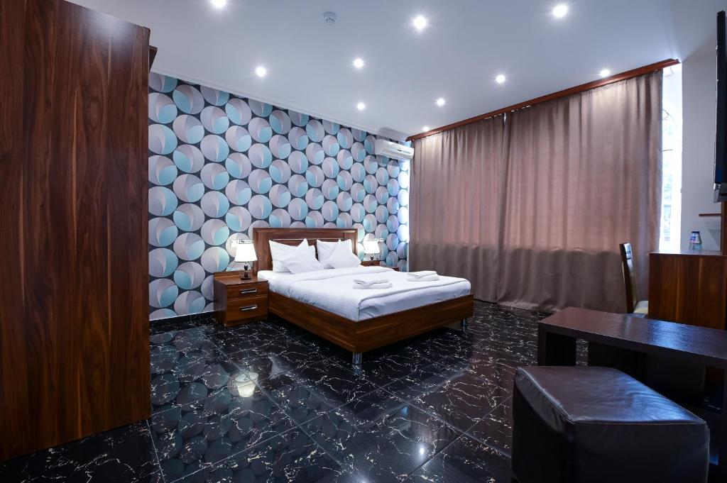 Una cama o camas en una habitación de Arda Golden Hotel Yerevan