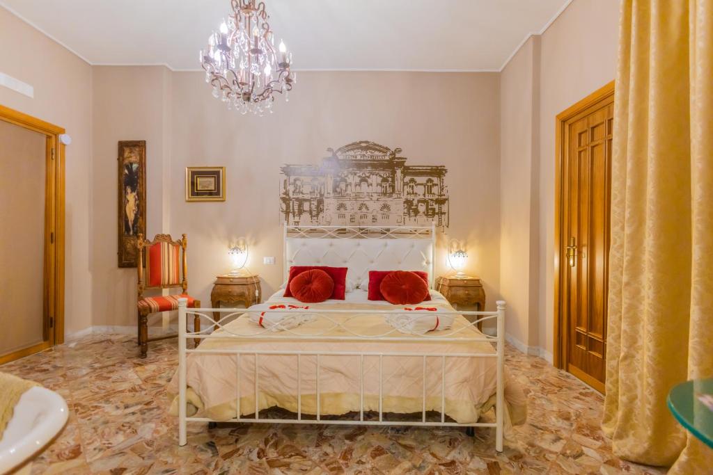 une chambre avec un grand lit avec des oreillers rouges dans l'établissement Bari Antica Boutique B&B, à Bari