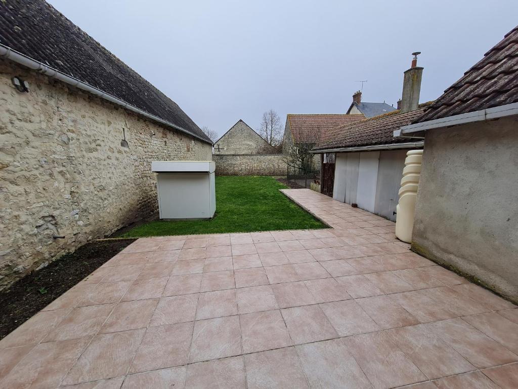 Nancray-sur-Rimardeにある"Chambre Rose", L'Ancienne Poterieの車道のある古い建物の中庭