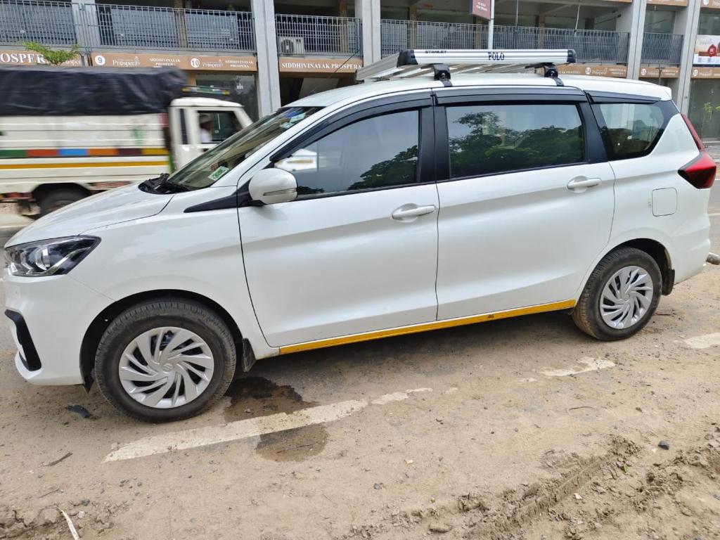 un'auto bianca parcheggiata in un parcheggio di My Taxi Cab a Ahmedabad