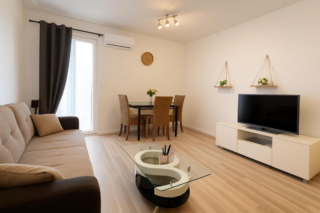 TV a/nebo společenská místnost v ubytování Séjourner chez Roto