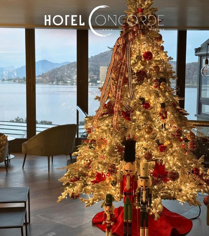 阿罗纳协和酒店的酒店前的圣诞树