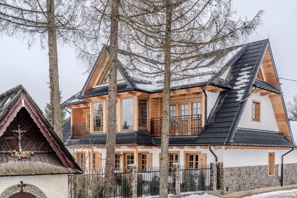 a wooden house with a black roof at Czorna Chata u Chocyków in Czarna Góra