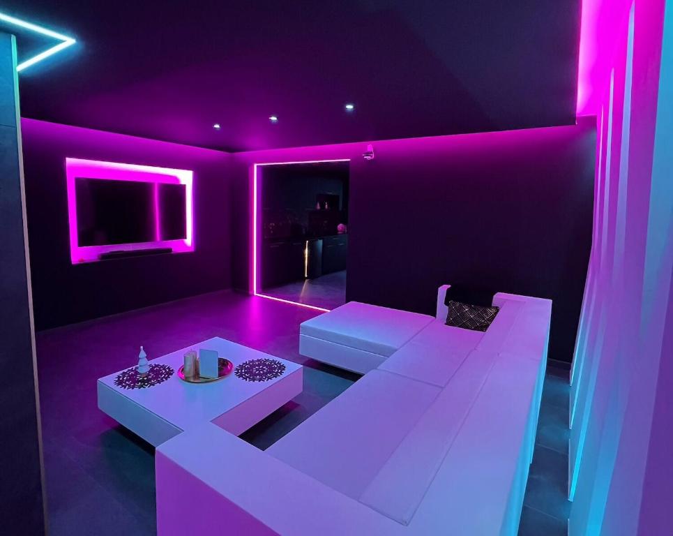 Una cama o camas en una habitación de Suite Privée Romantique - Jacuzzi & Hammam