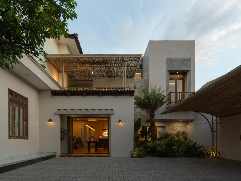 a house with a balcony and a patio at MOONLIGHT Homestay & Hotel in Pleiku