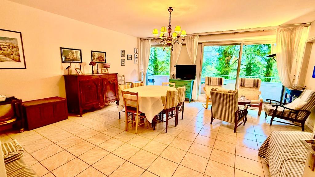 a living room with a table and a dining room at Charmant T2 à 100m de la plage in Bénodet