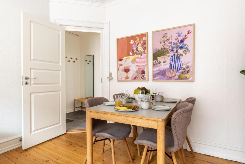 a dining room with a table and chairs at Lovely City Apartments in Vibrant Area of Copenhagen in Copenhagen