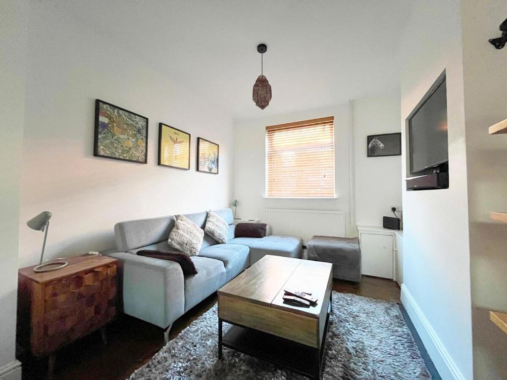 Χώρος καθιστικού στο Inviting 1-bed Home in Northampton by Renzo, Brilliant Location, Free Wi-Fi!