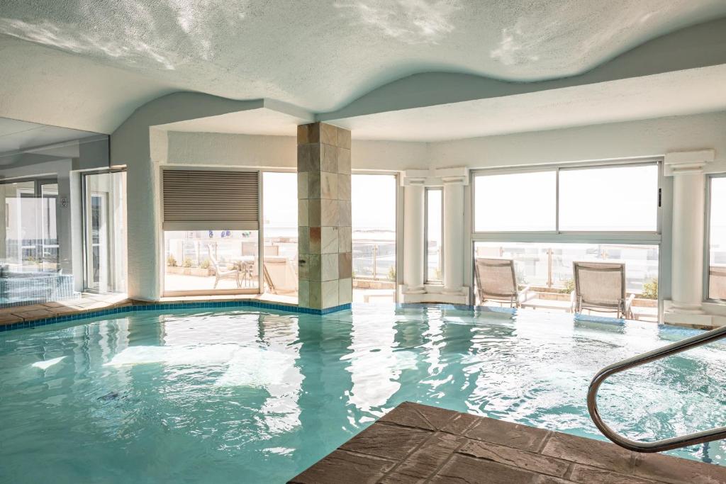 Bazén v ubytování Diaz Ocean View Hotel nebo v jeho okolí