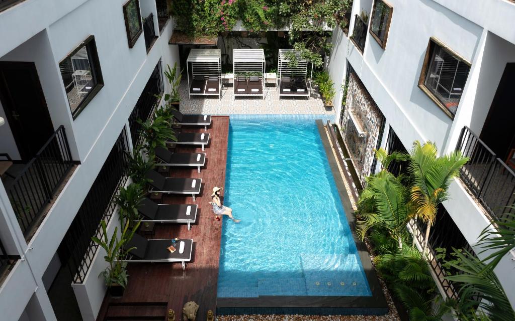 Una vista aérea de una piscina en un edificio. en The Calm Oasis, en Siem Reap