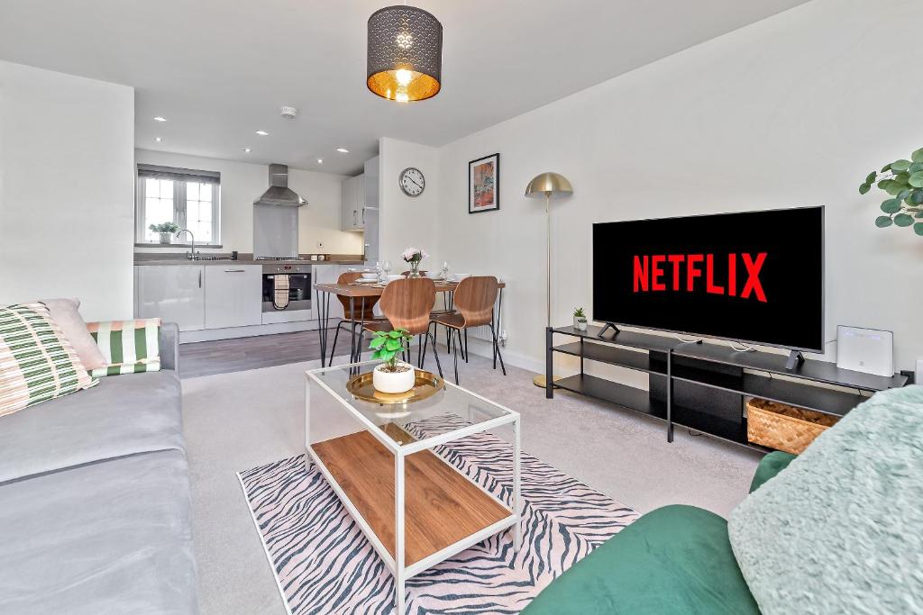 Stylish & Peaceful Bedford Apartment, FREE PARKING, Near M1 Motorway, LUXURY Condition Throughout, Sleeps 5 Guests - Housity