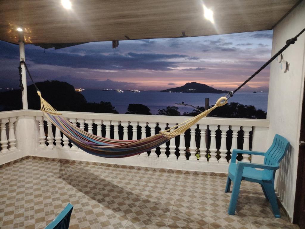 Casa Wili Taboga في تابوغا: أرجوحة على شرفة مطلة على المحيط