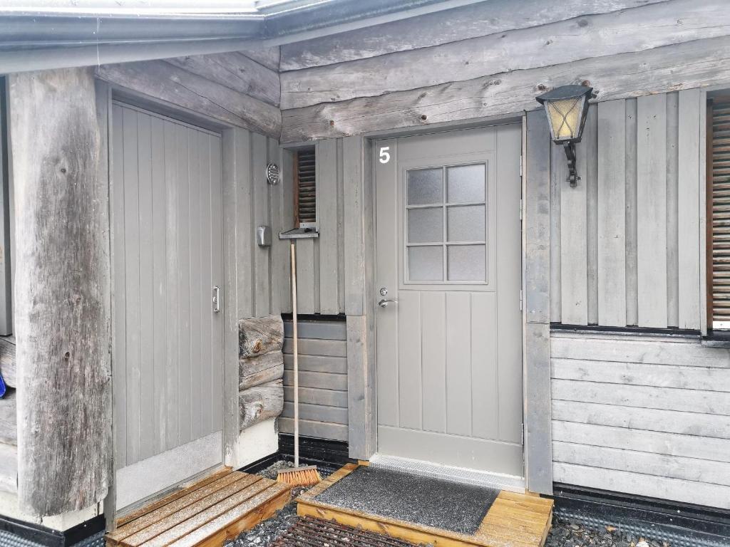 una porta d'ingresso di una casa con portico di Villa Aurora a Syöte