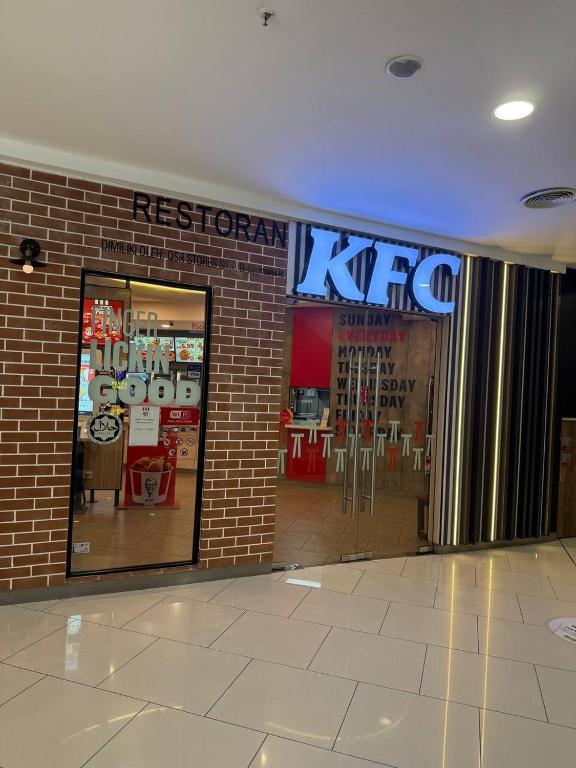 Tienda Ak Pop con pared de ladrillos en QUILL RESIDENCE by ASHNAS 2, en Kuala Lumpur