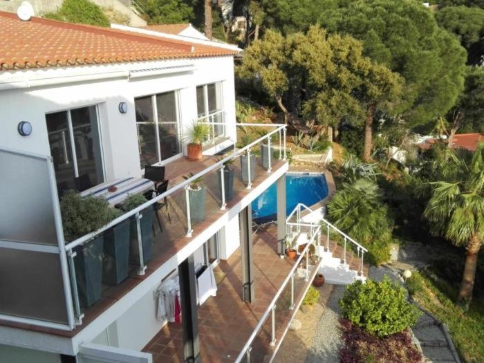 Luftaufnahme eines Hauses mit Swimmingpool in der Unterkunft Villa Martin AV-88 in Montjoys