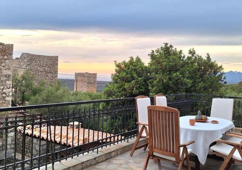 Un balcón o terraza en Kitta Mani Towerhouse - Mountain Views & Garden