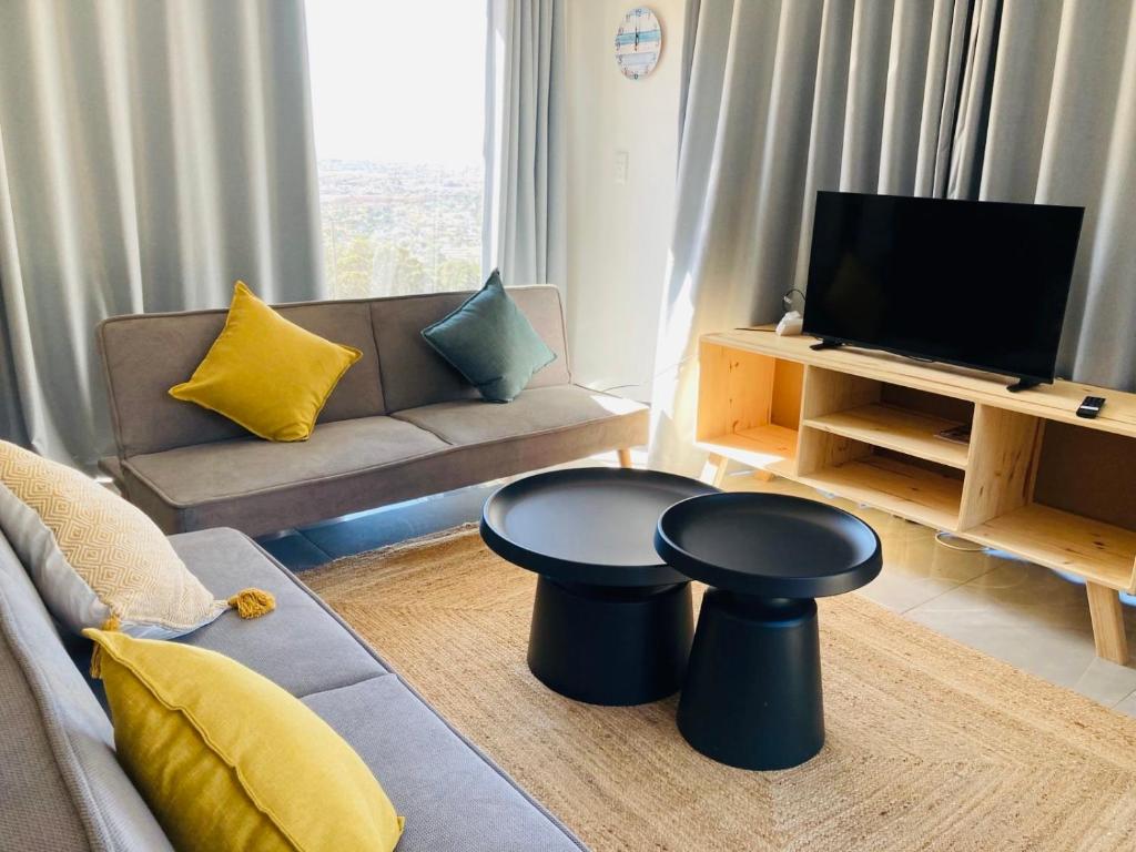 TV a/nebo společenská místnost v ubytování Gordon's Bay Mountain and Seaview