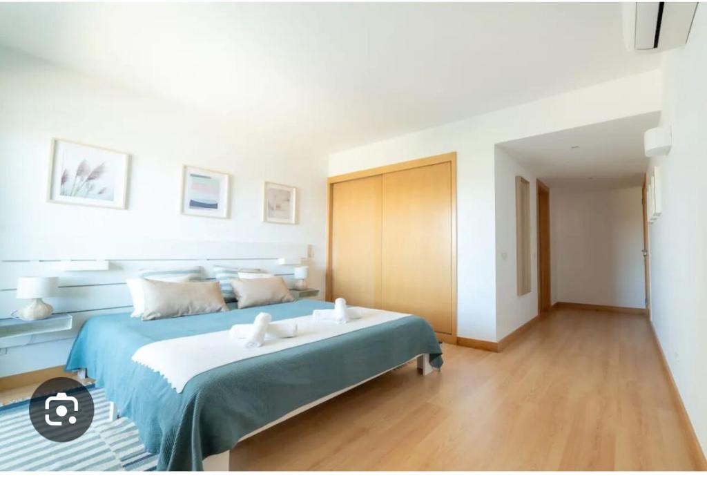 ein Schlafzimmer mit einem großen blauen Bett in einem Zimmer in der Unterkunft Home Place Cascais Estoril in Cascais