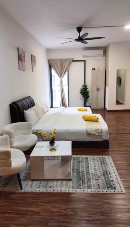 una camera da letto con un letto grande e un soggiorno di Hayyan Homestay a Kampong Tangihan