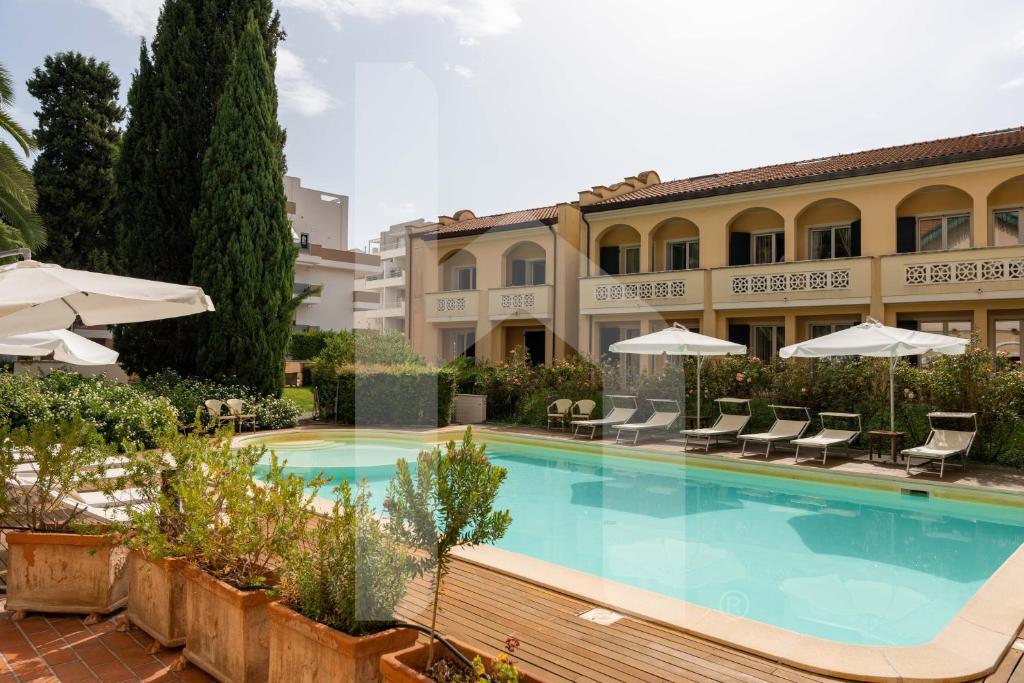 una piscina di fronte a un edificio di Homiday - Villa Rosella a Roseto degli Abruzzi