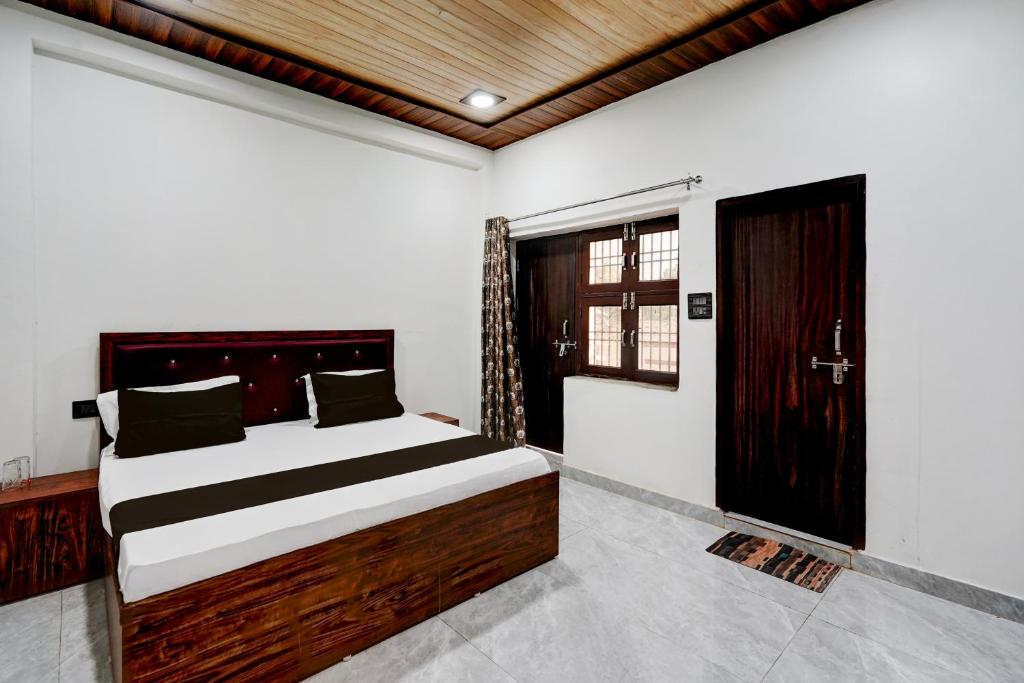 Una cama o camas en una habitación de Hotel O Ganga Royal Guest House