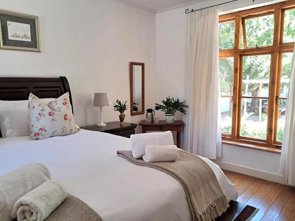 Un pat sau paturi într-o cameră la Cypress Cottage No 80