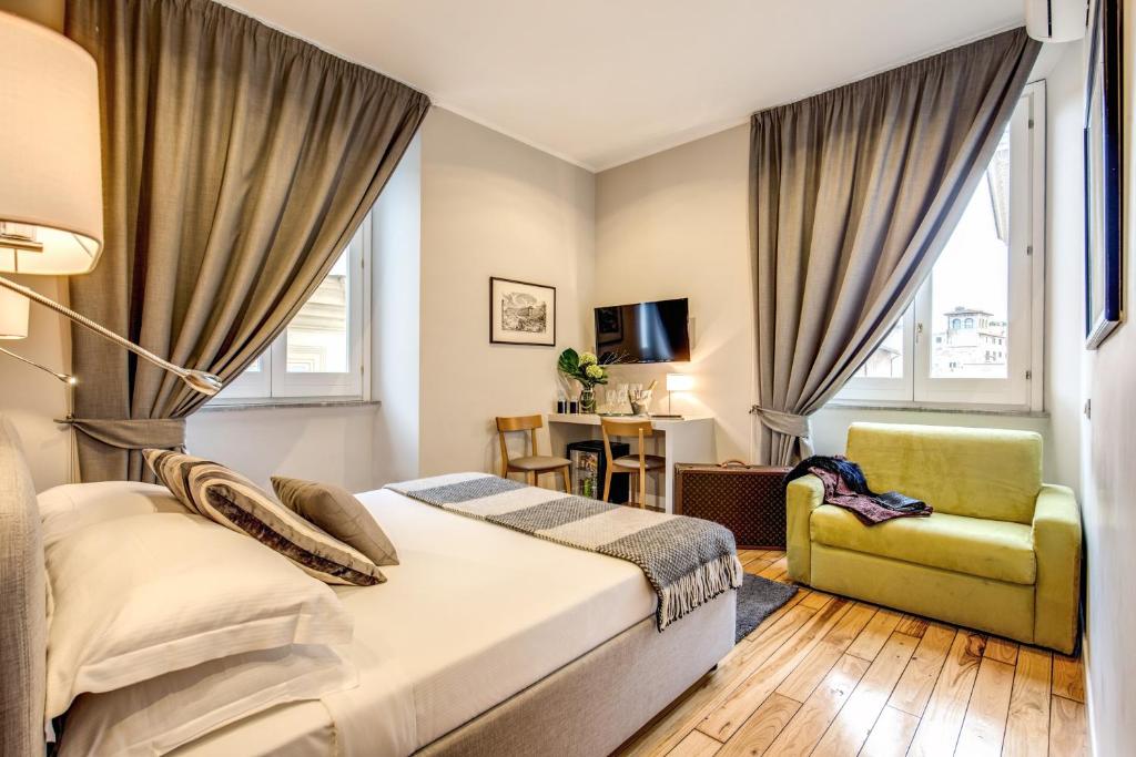 una camera da letto con un letto e una sedia di The Club Navona a Roma
