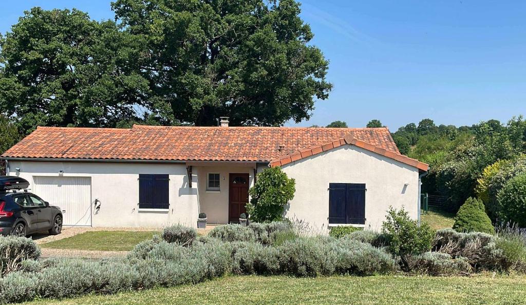 Les ForgesにあるArbre De Vieの小さな白屋