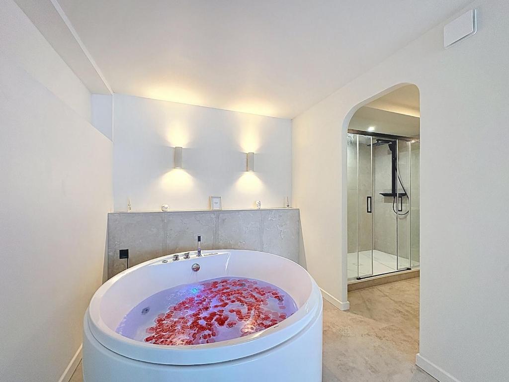 une grande baignoire dans une salle de bain avec douche dans l'établissement Douce escapade - Baignoire balnéo, à Brest