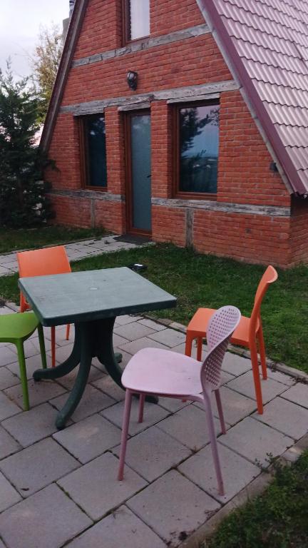 un tavolo da picnic con quattro sedie e un tavolo con una panca di Villa Nuovo Monte a Novoberdo