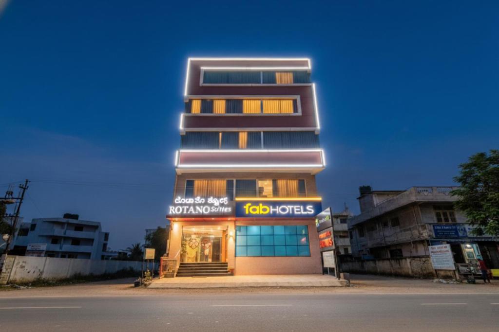 Un edificio con un cartel al costado. en FabHotel Rotano Suites - Yelahanka, en Bangalore