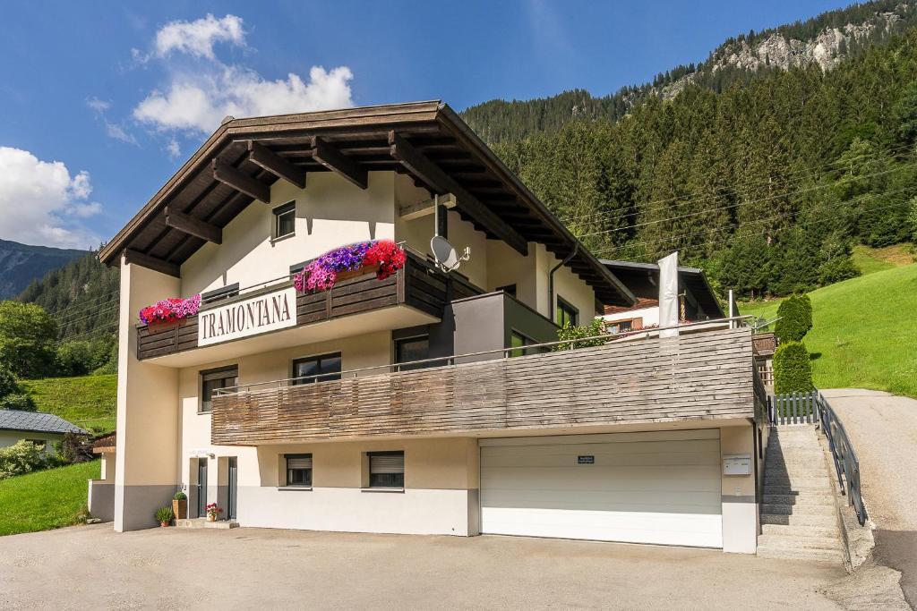 un edificio con un balcón con flores. en Haus Tramontana, en Gaschurn