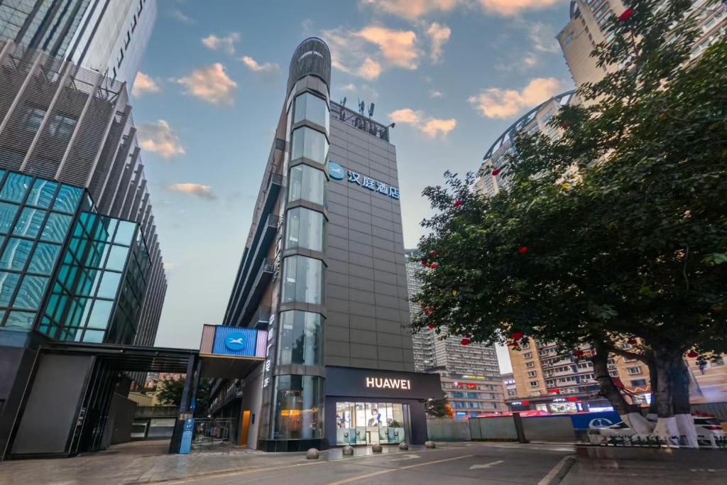 Tòa nhà nơi khách sạn tọa lạc