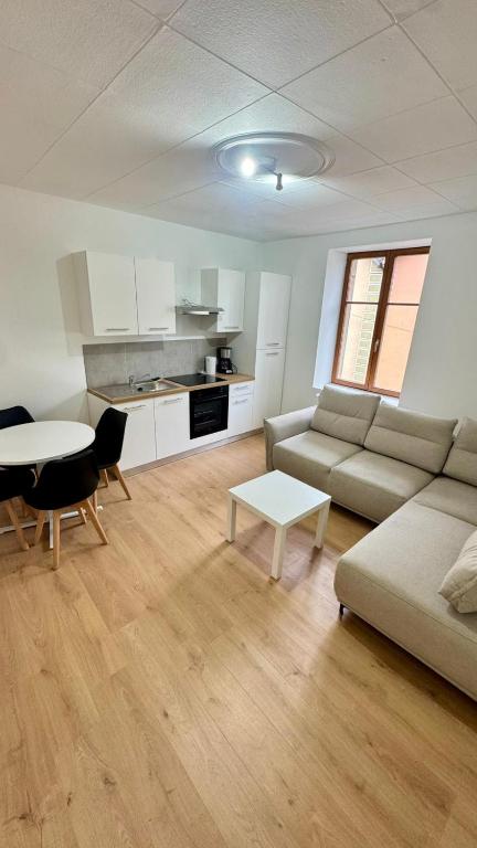 Cosy 5 - Belfort centre في بلفور: غرفة معيشة بها أريكة وطاولة