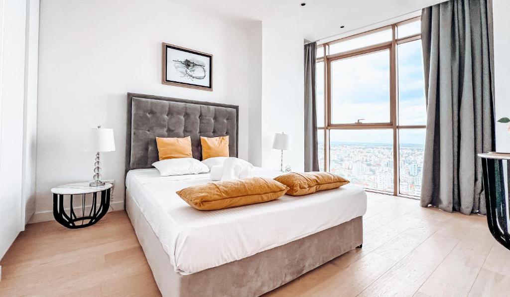 Postel nebo postele na pokoji v ubytování SkyHigh Central 360 Gym & Pool