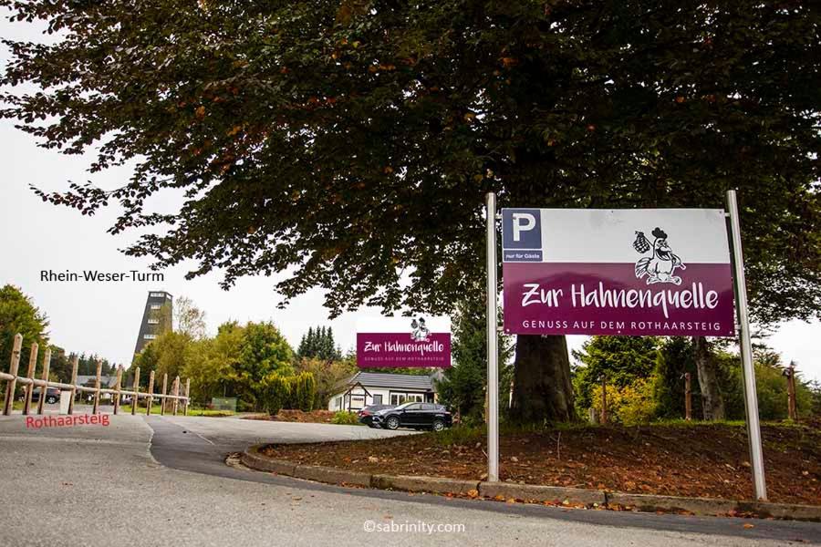 a parking sign on the side of a road at Gaststätte Zur Hahnenquelle in Kirchhundem