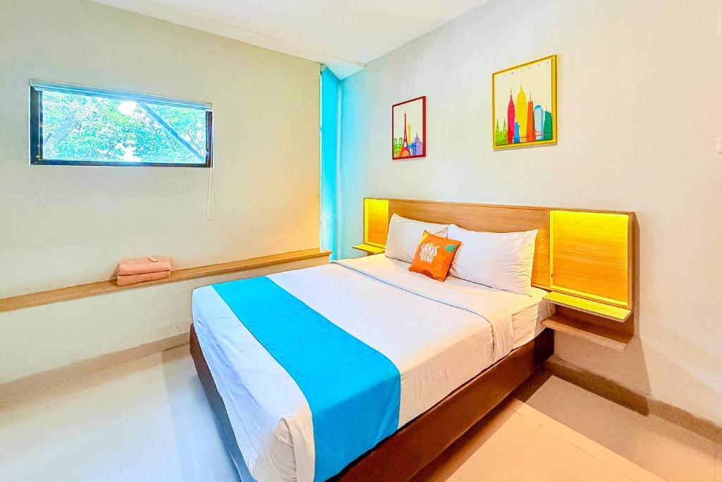 a bedroom with a bed in a room at Sans Stay Wonder Karapitan in Bandung